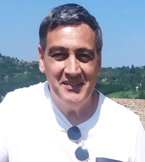 Cubeddu Giovanmario all’aperto in una giornata soleggiata con sfondo naturale.