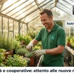 Invalidità e cooperative: Lavoratore in serra con simbolo disabilità per articolo su invalidità e cooperative.